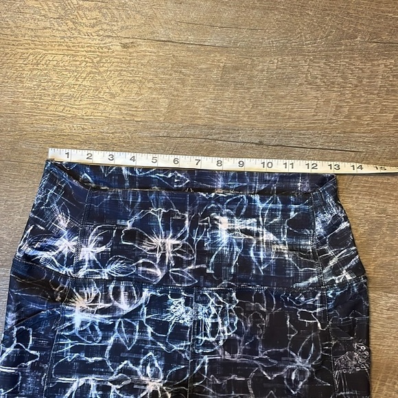 Spyder Active Floral Black Blue White Cropped Athletic Leggings size L - Picture 15 of 16